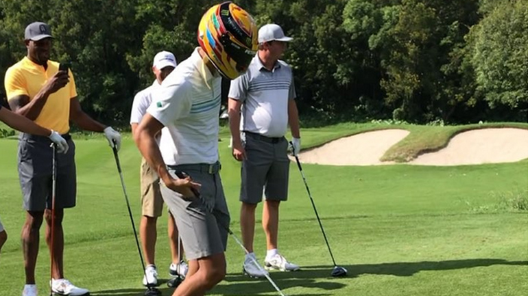 Σταρ του ΝΒΑ παίζει γκολφ με το κράνος του Hamilton!